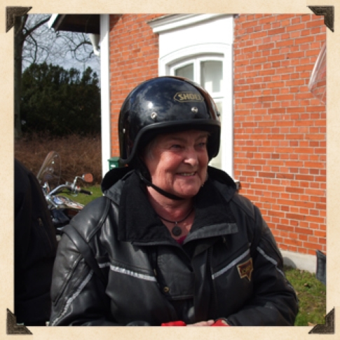 Christina på motorcykel i Malmö